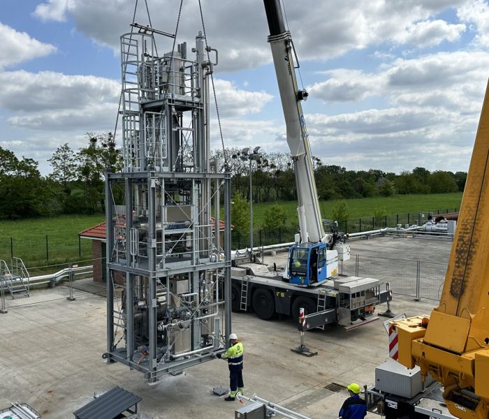 Die hochmoderne H2dry Anlage wurde erfolgreich von Cloppenburg nach Rüdersdorf auf einem speziell ausgestatteten Sattelschlepper transportiert. Die Anlage ist Teil einer zukunftsweisenden Wasserstofftechnologie, die eine trockene und sichere Lagerung von Wasserstoff ermöglicht. (Foto: EWE. Nadine Auras)