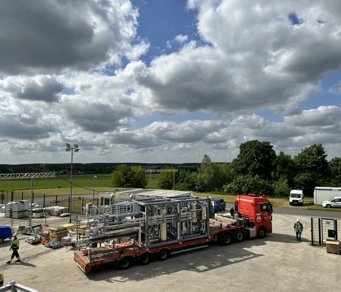 Schwertransport: Ein Sattelschlepper bringt per Kran Fracht zum Standort auf dem Kavernenplatz von EWE in Rüdersdorf (Foto: EWE. Nadine Auras)