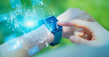 Smart Watches: Innovationstreiber für die Industrie (Foto: AdobeStock 643487239 metamorworks)